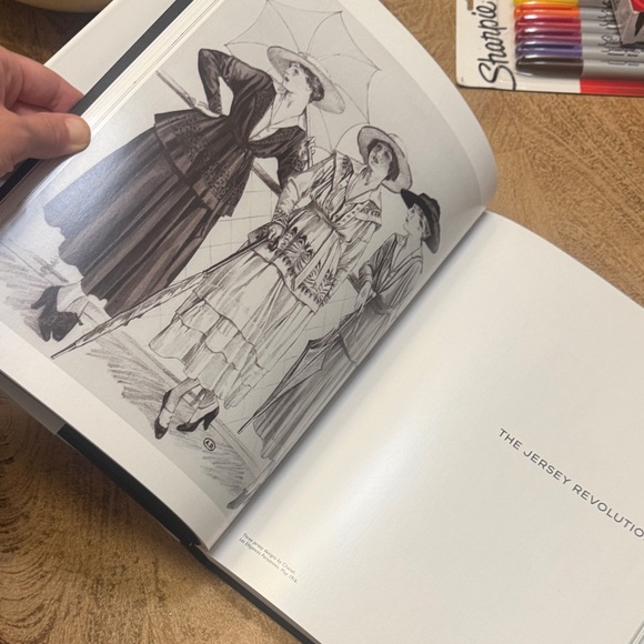 CHANEL coffee table Book with Black and White Cover - Picture 4 of 8